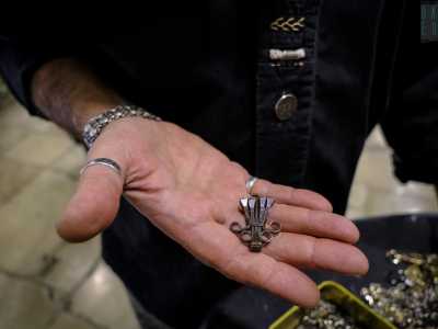 �Tutto ebbe inizio nel 1979 - racconta l�uomo mentre appoggia sul palmo della mano un vecchio ciondolo piegato a ventaglio -. Avevo diciannove anni...